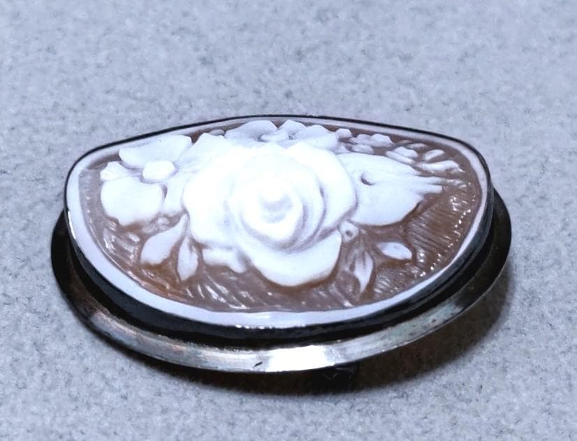 サルバトーレフェラガモ シェルカメオSV925ブローチ／トップ箱付き