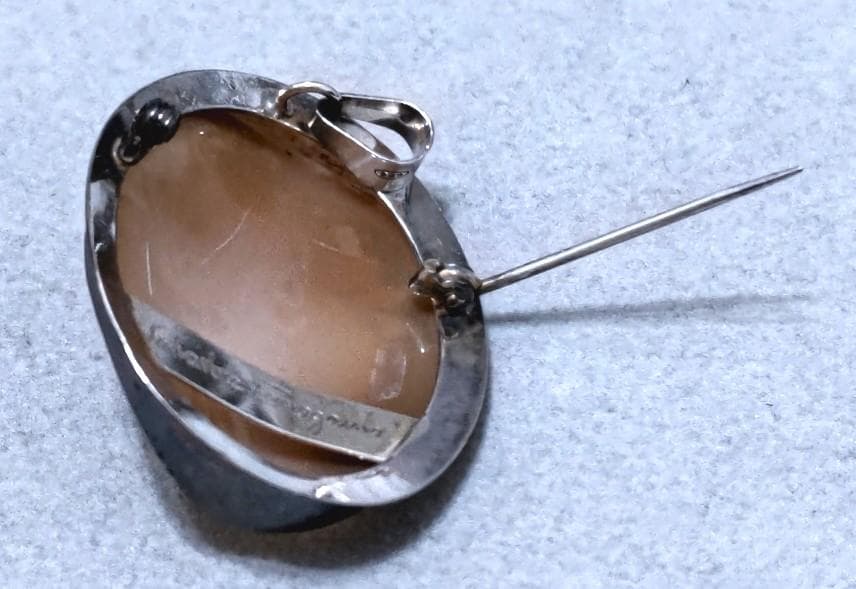 サルバトーレフェラガモ シェルカメオSV925ブローチ／トップ箱付き