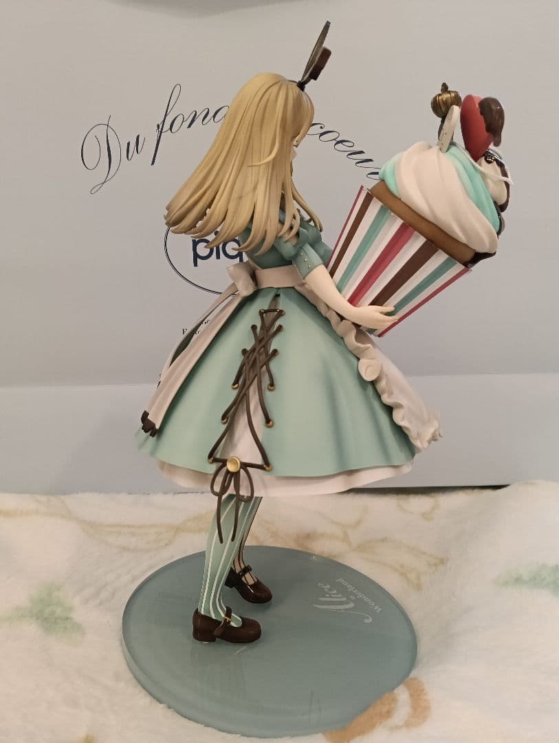 新品同様赤倉イラスト 不思議の国のアリスフィギュア初音ミク好きにロリィタメイド