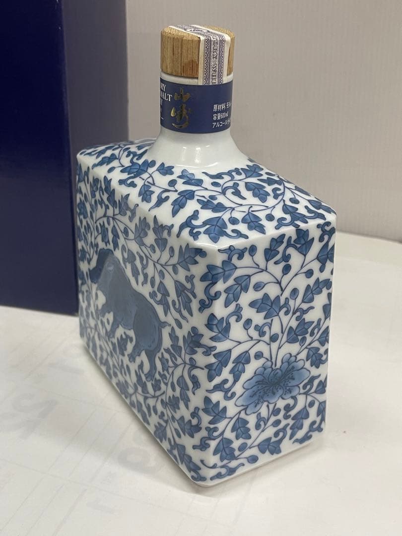 サントリーピュアモルトウイスキー 山崎12年 有田焼 染付牡丹唐草亥絵