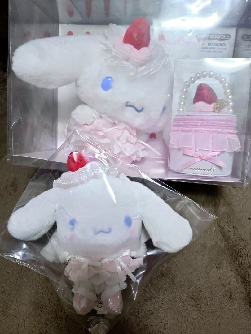 サンリオ シナモロール いちごホイップケーキ ぬいぐるみ マスコット