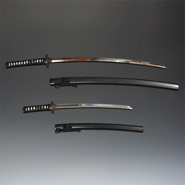 岐阜県関市製の模造刀 黒石目 大刀・小刀・刀掛け3点セットです。