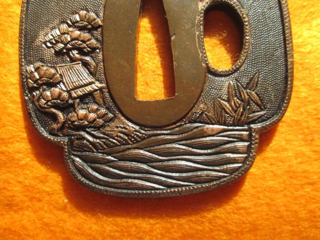 江戸金工師　銅地木瓜形鍔　象嵌　魚々子地　城郭　水車　橋　松　水辺