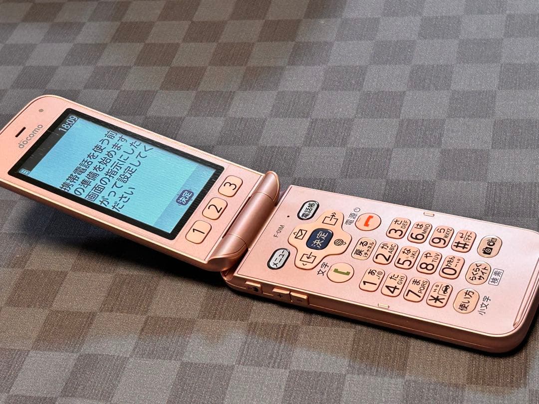 らくらくホン F-01M 折りたたみ式ピンク携帯電話本体 充電器おまけ