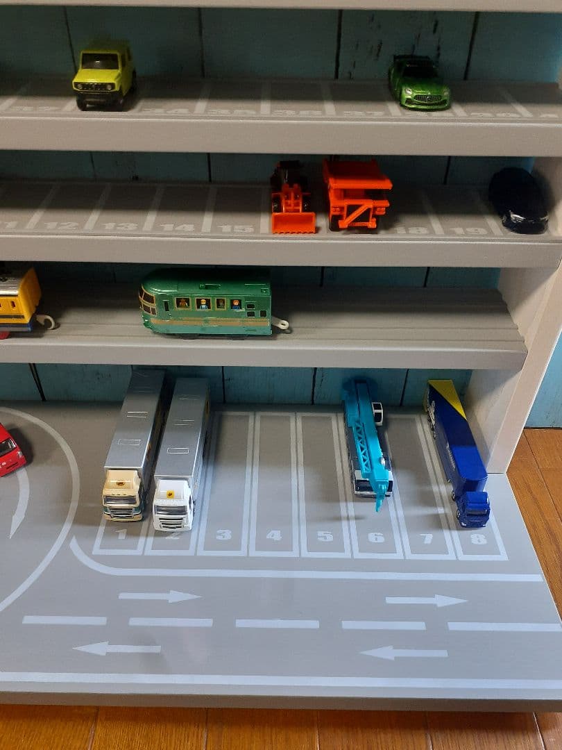 TAKA　最新版自作トミカ収納棚110台ロータリー交差点ヘリポート付