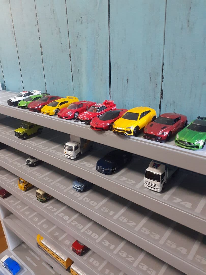 TAKA　最新版自作トミカ収納棚110台ロータリー交差点ヘリポート付