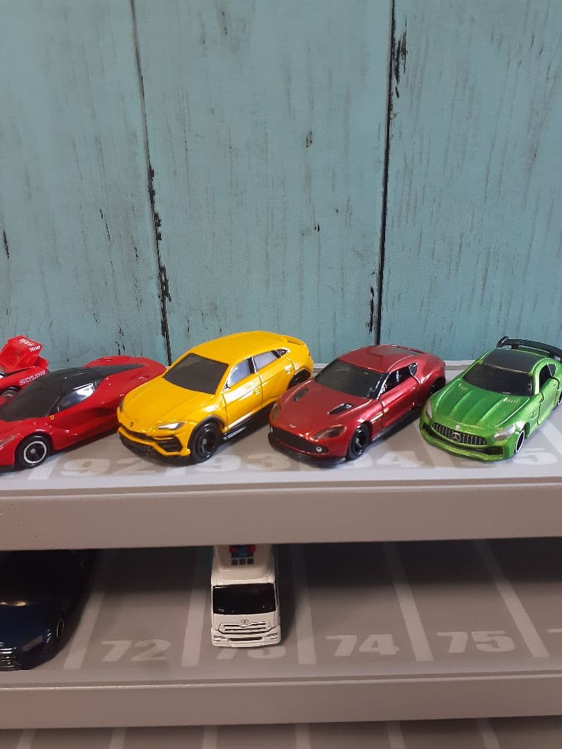 TAKA　最新版自作トミカ収納棚110台ロータリー交差点ヘリポート付