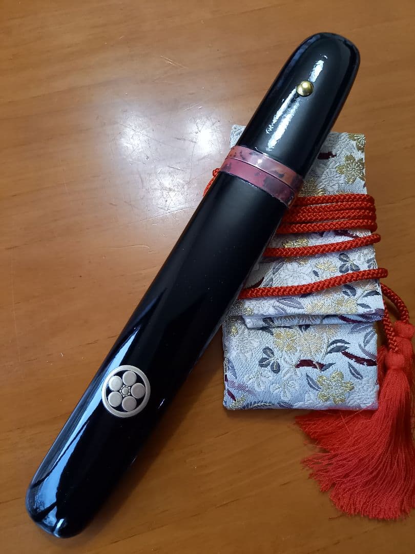 日本刀残欠のクラフト短刀、合法サイズです。刃身の在銘は吉家作です。刃面は綺麗です