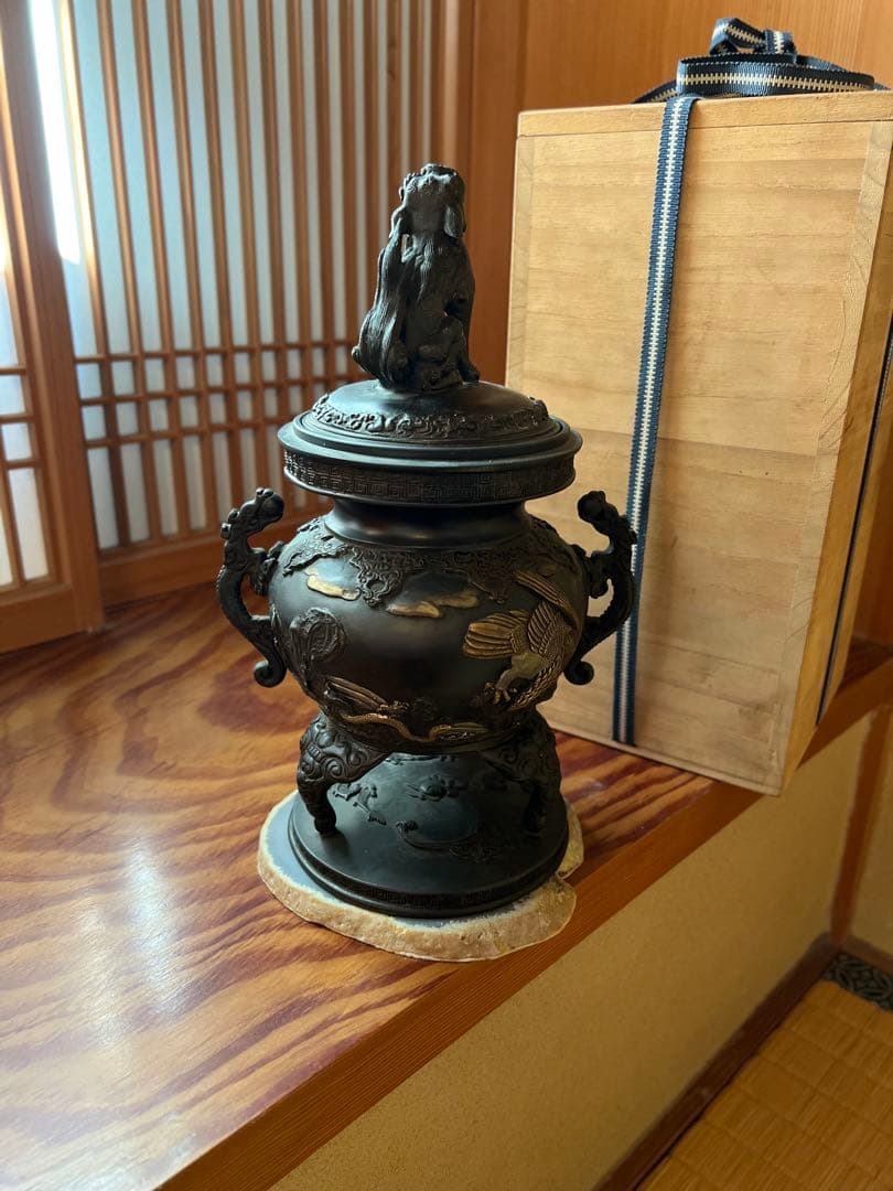 蝋型鋳物 松鷹地紋 香炉 獅子の彫刻付き 台座付き｜蝋型