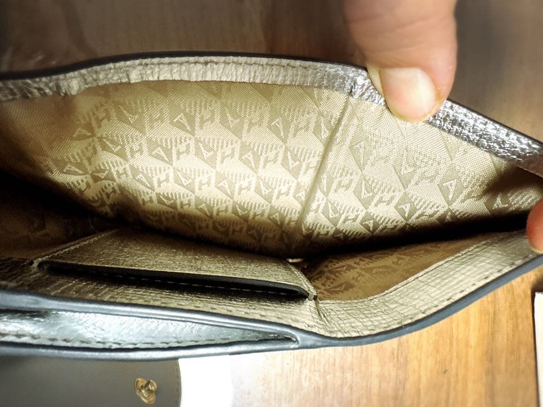 とうぶん最終値下げ ANYA 3つ折り財布 シルバー