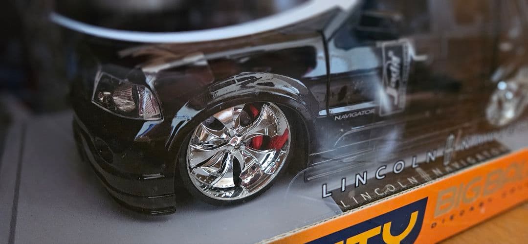 ミニカー DUB CITY Lincoln Navigator 1:18