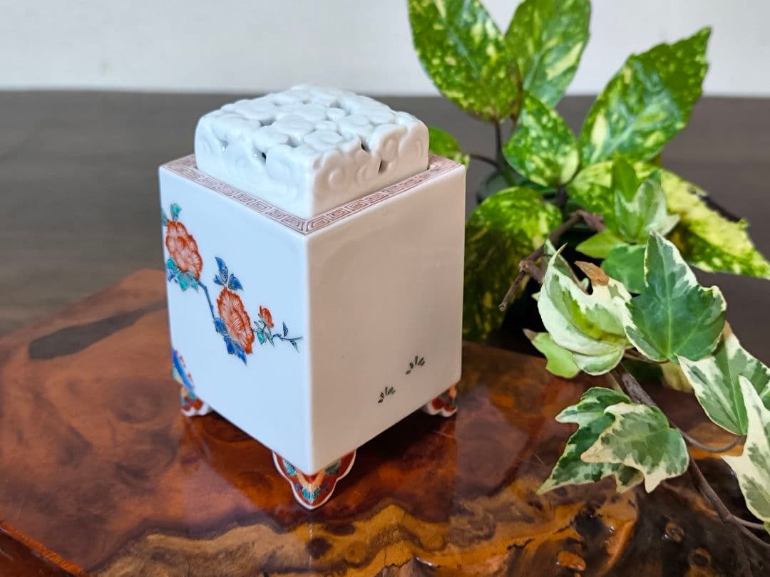 十二代　酒井田柿右衛門　牡丹紋様香炉　菱形香炉　共箱