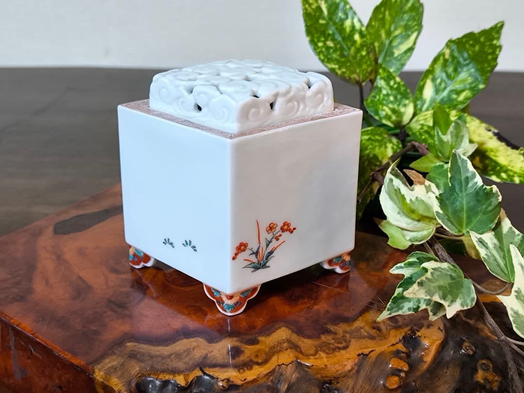 十二代　酒井田柿右衛門　牡丹紋様香炉　菱形香炉　共箱