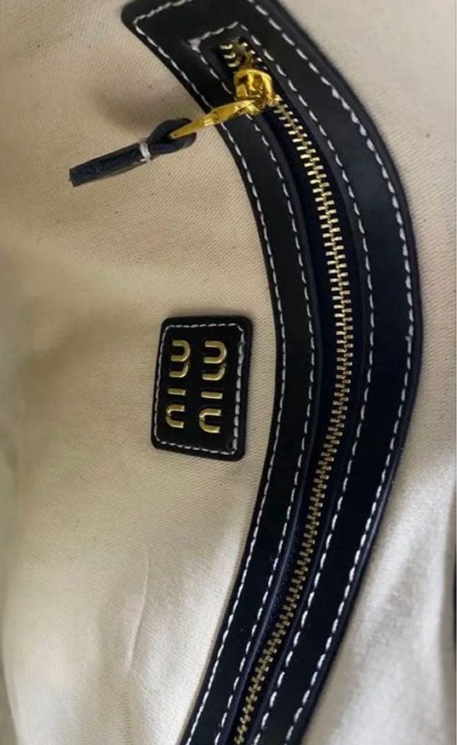 miu miu ブラック ショルダーバッグ アイビーレザーバッグ