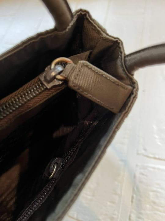 プラダ☆ショルダートート　ハンドバッグ　仕切りあり　ナイロン　カーキブラウン