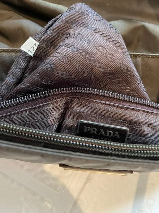 プラダ☆ショルダートート　ハンドバッグ　仕切りあり　ナイロン　カーキブラウン