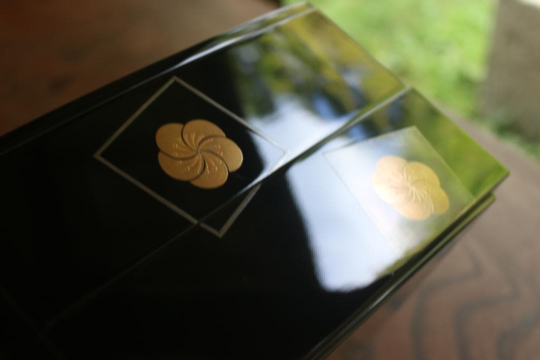 デッドストック！上質内朱黒漆に優美な梅蒔絵の映える二段