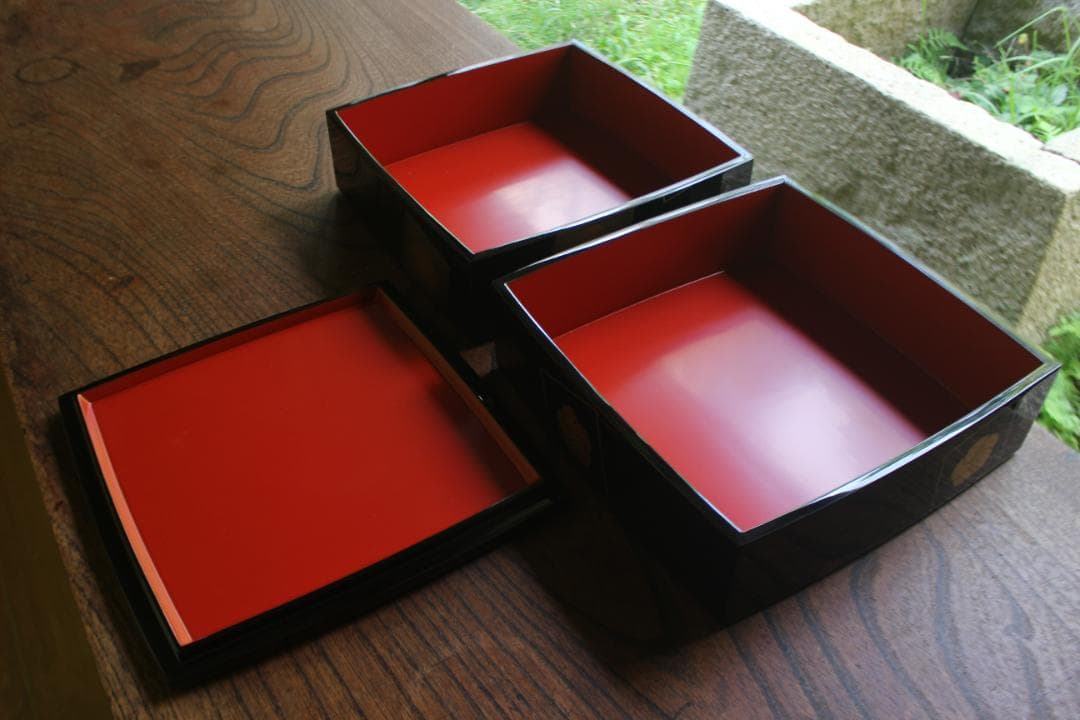 デッドストック！上質内朱黒漆に優美な梅蒔絵の映える二段重（検輪島塗重箱お重