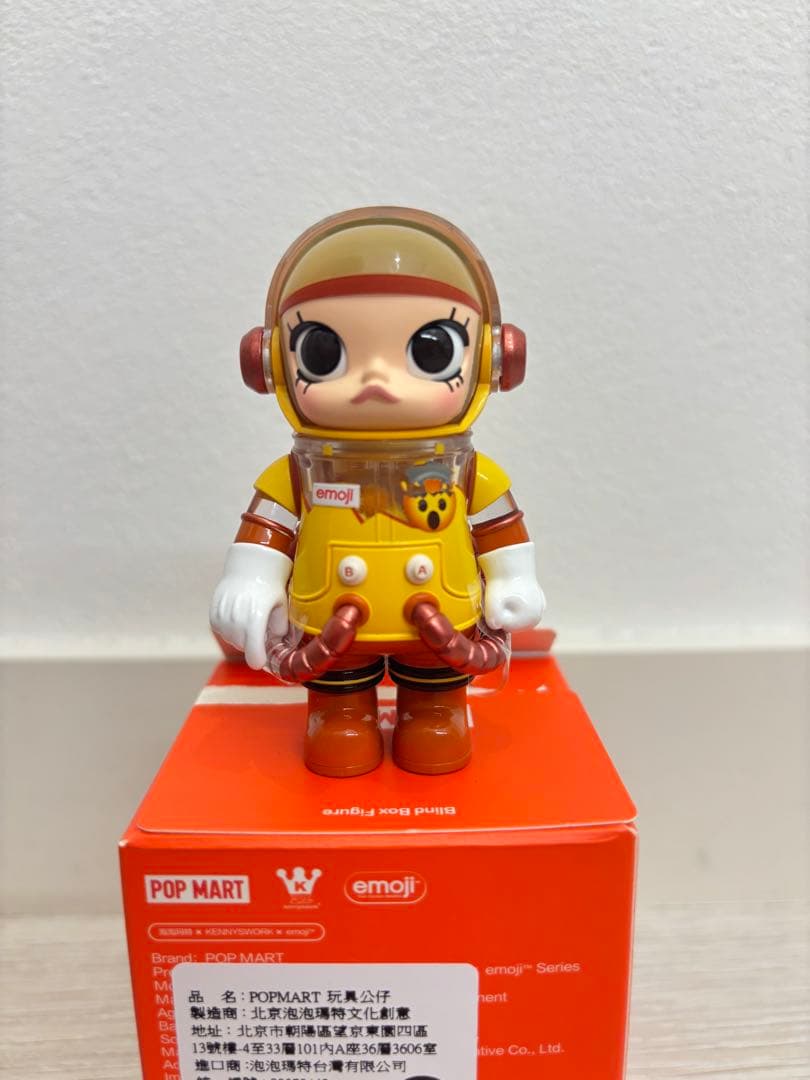 MEGA100% SPACE MOLLY emoji シークレット 1/108 Amazon.com: POP MART