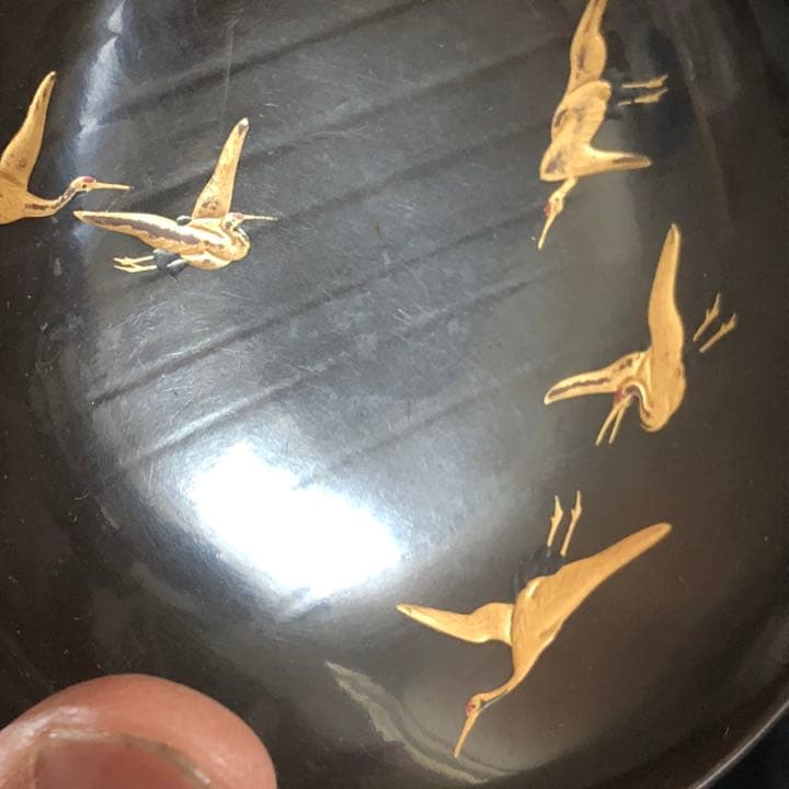 究極の美◼️蔵から黄金の鶴23羽が優雅に飛ぶ漆塗り蒔絵のお椀が出て来ました。