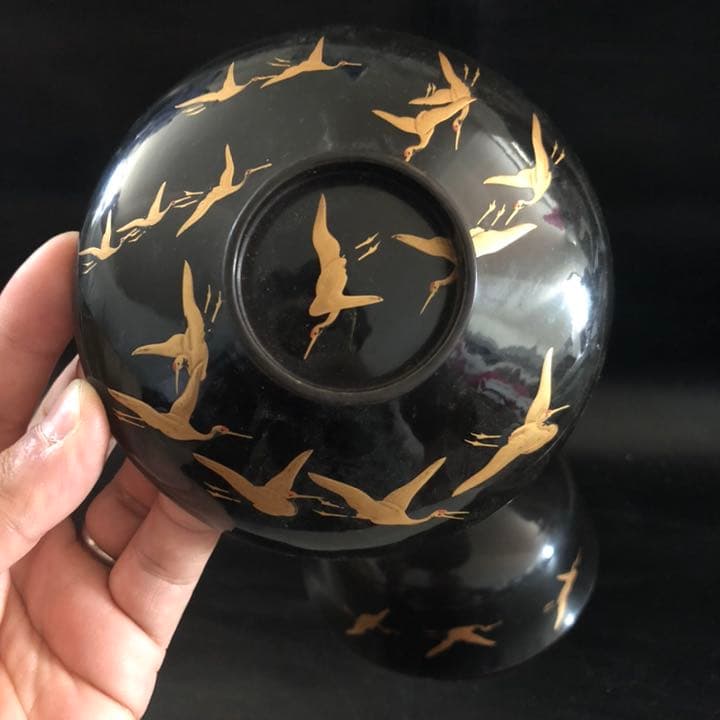 究極の美◼️蔵から黄金の鶴23羽が優雅に飛ぶ漆塗り蒔絵のお椀が出て来ました。 究極の美◼️蔵から黄金の鶴23羽が優雅に飛ぶ漆