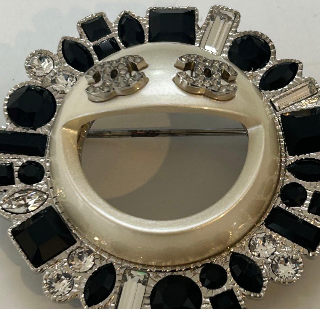 シャネル ココマーク スマイル ラインストーン ブローチ B17V - メルカリ