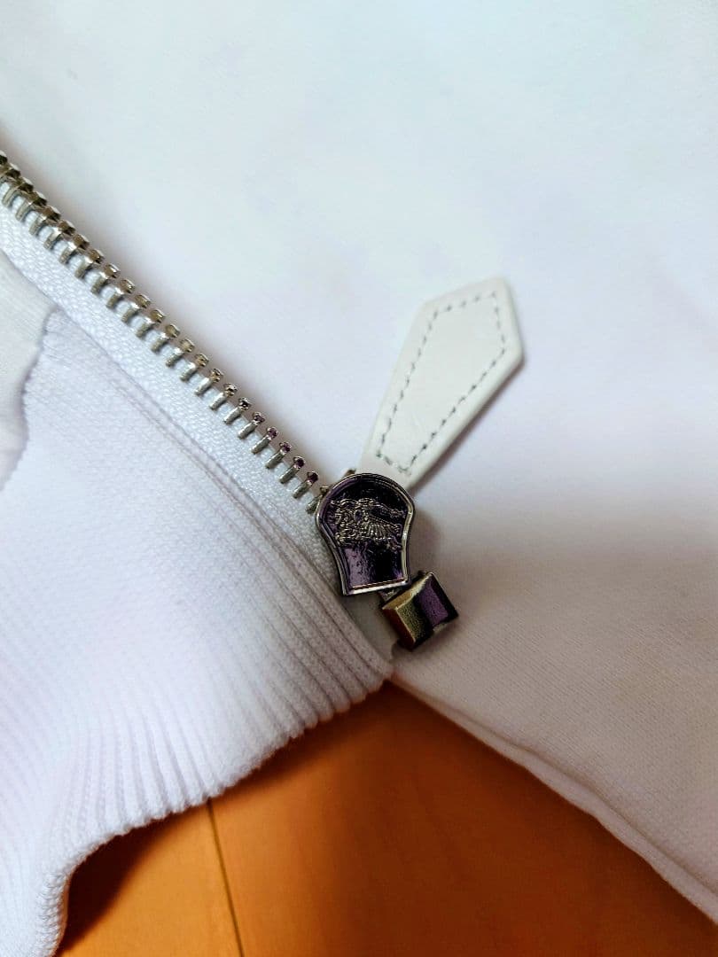 ★新品★ Burberry ハート刺繍 パーカー ホワイト
