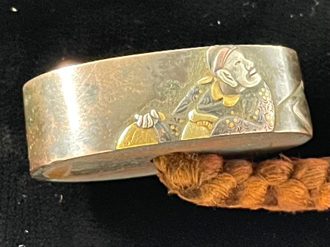 波模様の真鍮製鍔(つば)、鉄製の無銘鍔、栗型形象嵌根付、教利作