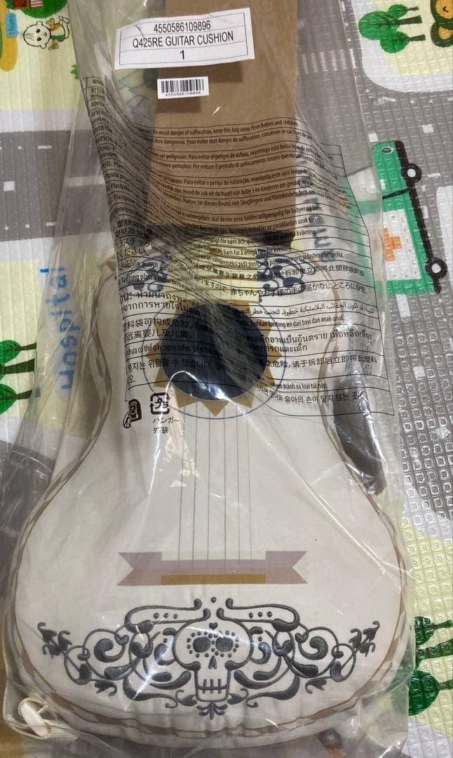 リメンバー ミー ギター型 クッション - メルカリ