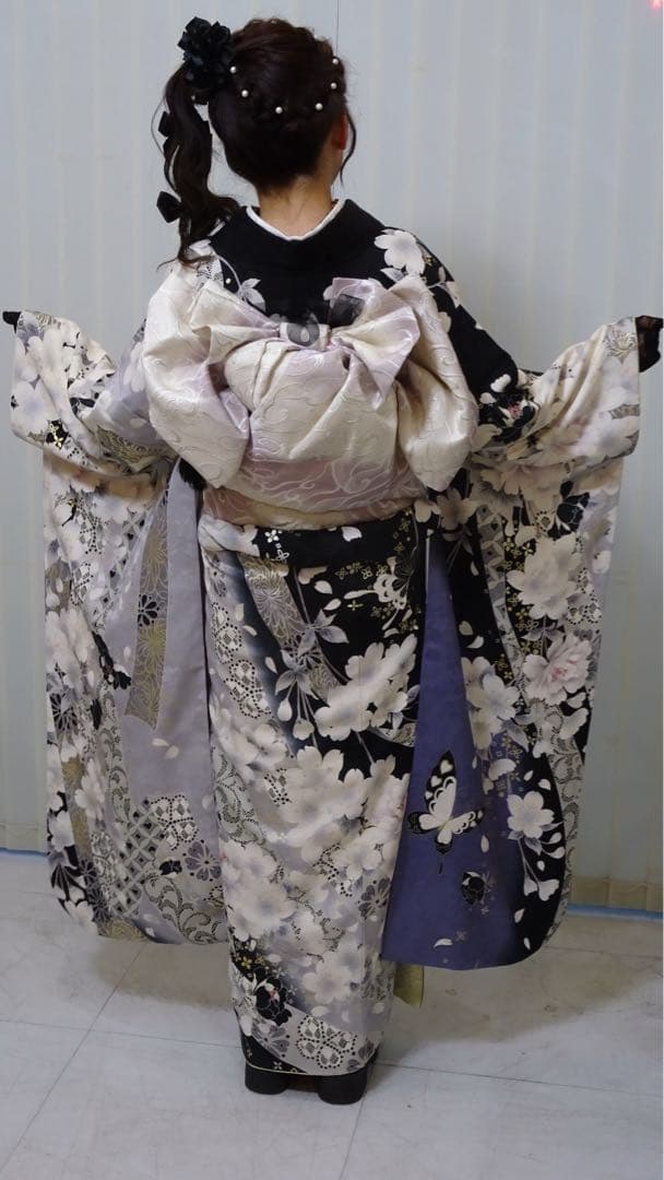 黒と白の花柄振袖 振袖 フルセット 白い花模様 黒地 成人式