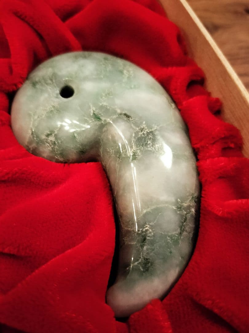 超希少 7cm 祖父のコレクション 糸魚川 翡翠 勾玉 - メルカリ