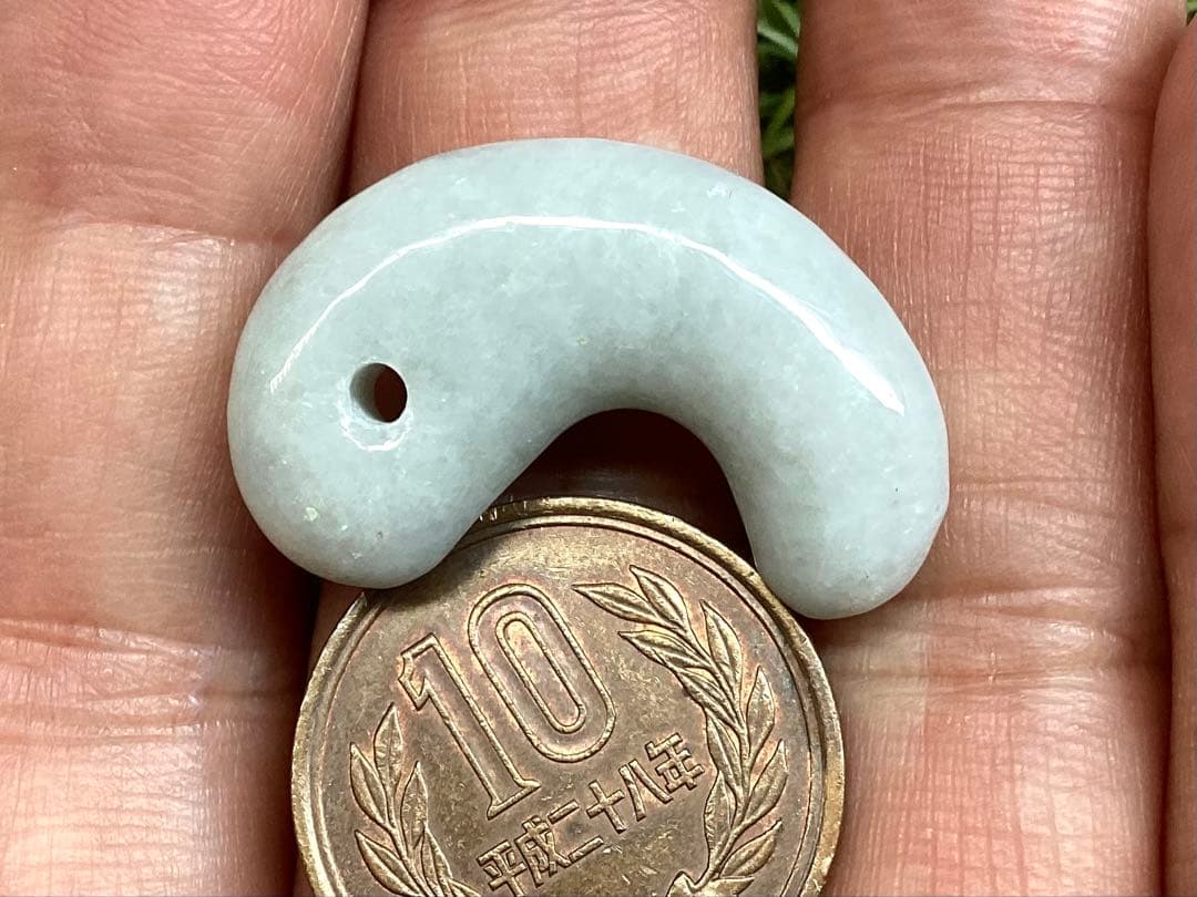 ✳浮かぶ氷紋様‼️ アイスジェイド 吉祥開運*糸魚川翡翠勾玉 お守りに 鑑別