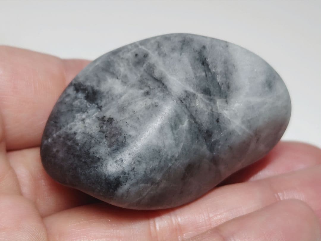 糸魚川147 翡翠 77g ヒスイ 原石 鑑賞石 自然石 誕生石 鉱物 鉱石