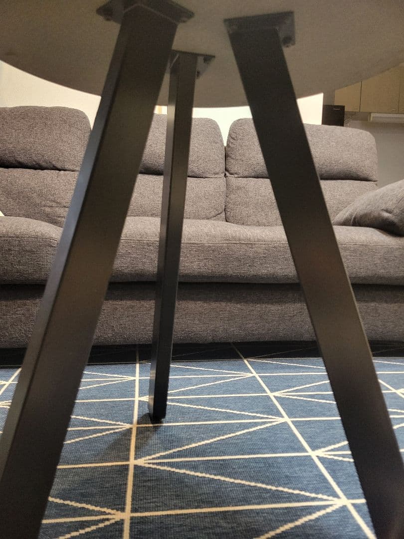 ラウンドテーブル　カナデモノ　カフェ　リノリウム