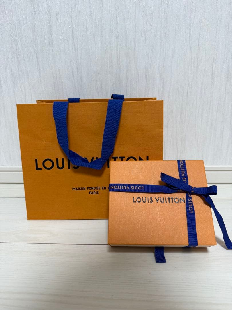 LOUIS VUITTON ポルトフォイユカプシーヌコンパクト