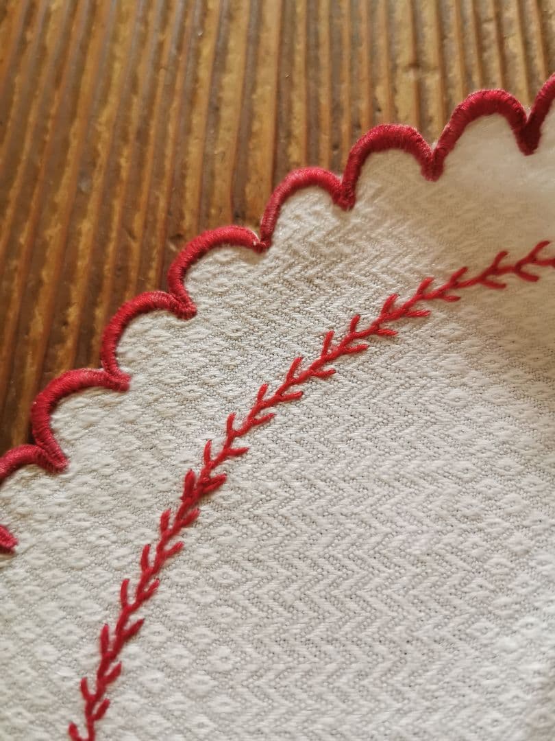 アンティークフランス ピケ風モチーフダマスク織❖〰️ 赤糸刺繍花型