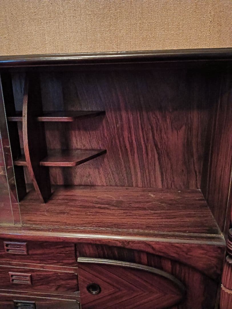 ダークブラウン 赤っぽいウッド ガラス扉キャビネット 昭和 レトロ