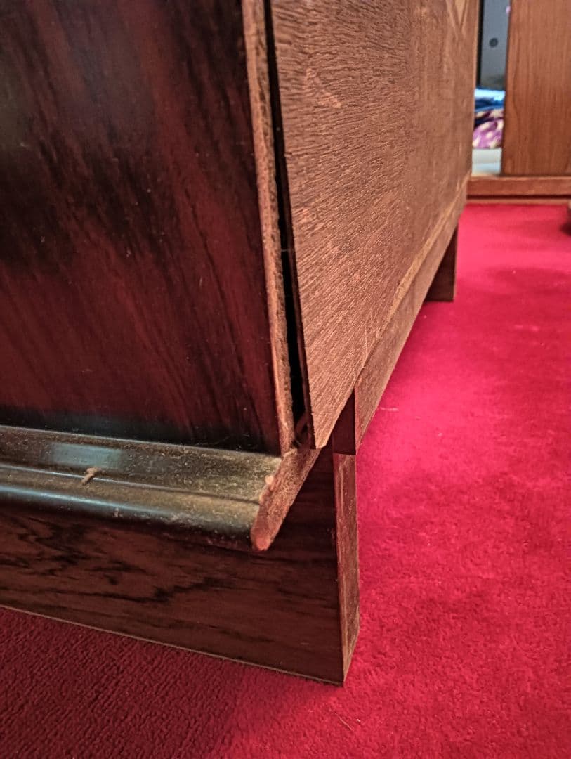 ダークブラウン 赤っぽいウッド ガラス扉キャビネット 昭和 レトロ