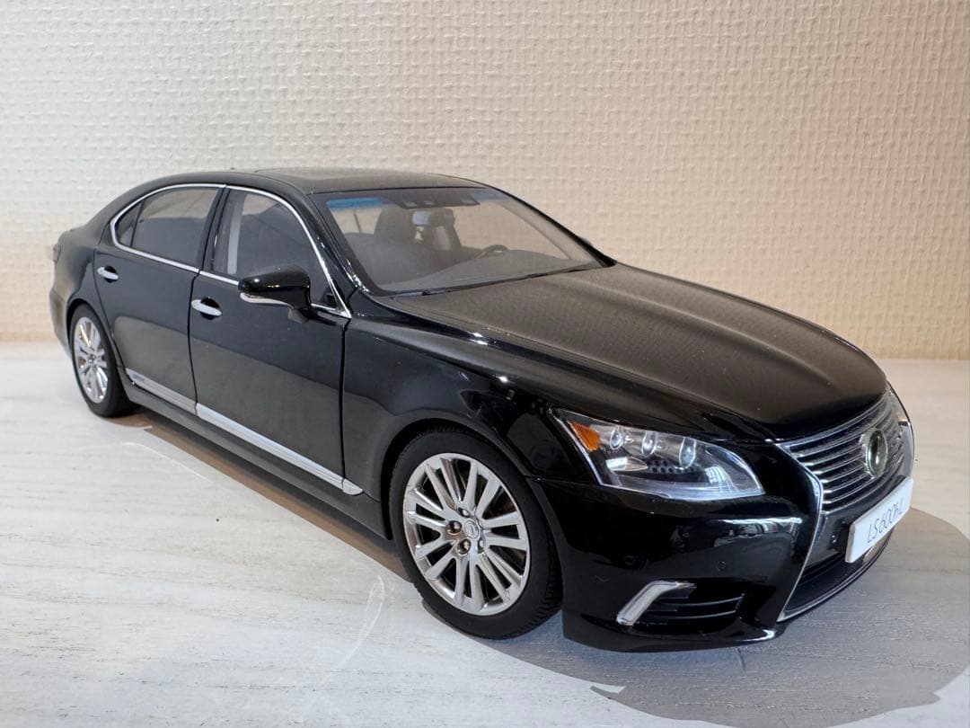 Lexus LS600h ブラック 1/18 ミニカー