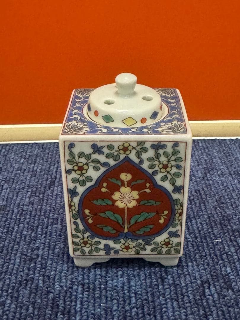 1660 有田焼 徳幸窯角徳『草花文角香炉と角香合 同柄揃』