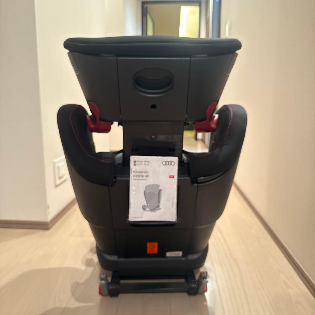 Audi ジュニアシート 黒 赤