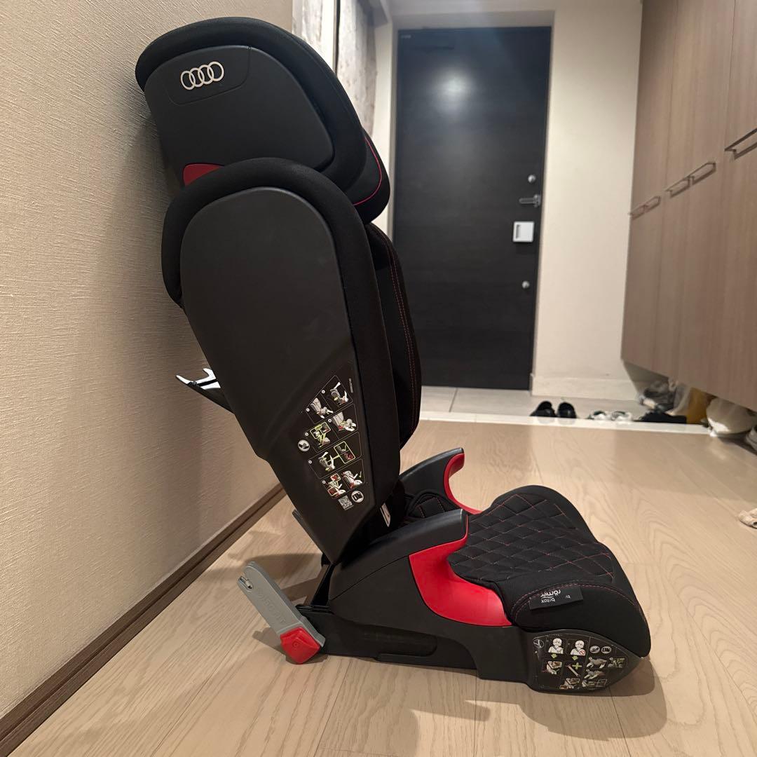 Audi ジュニアシート 黒 赤