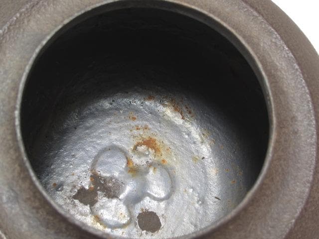 ☆ 大徳寺 細合喝堂 自筆釜 かわいらしい形の釜です☆y244