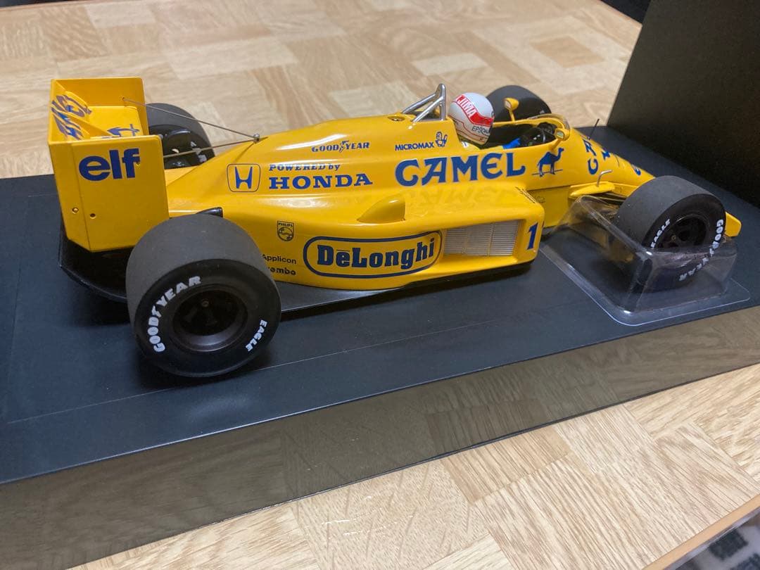 ミニチャンプス(キャメル仕様)‼️ロータスホンダ99T ライドオンセナ1/18