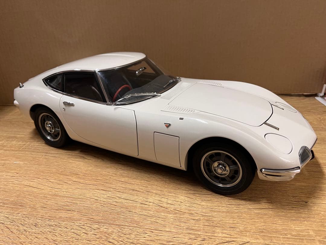デアゴスティーニ 1/10 トヨタ 2000GT ホワイト エンブレム付き