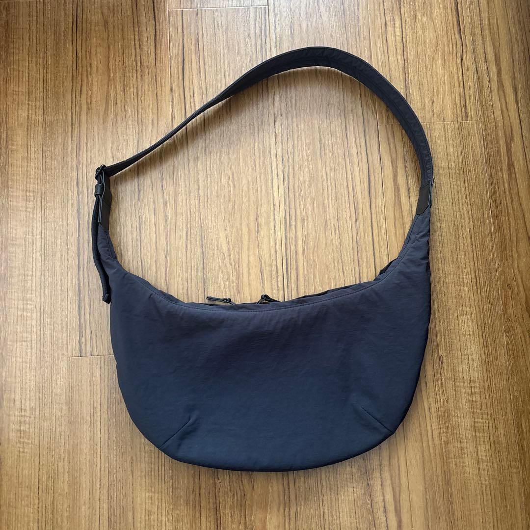 「軽やかに、ちゃんと収まる」ムーン型のクロスボディバッグ（ブラック）