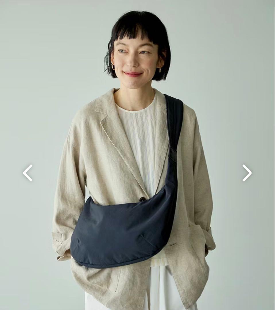 「軽やかに、ちゃんと収まる」ムーン型のクロスボディバッグ（ブラック）