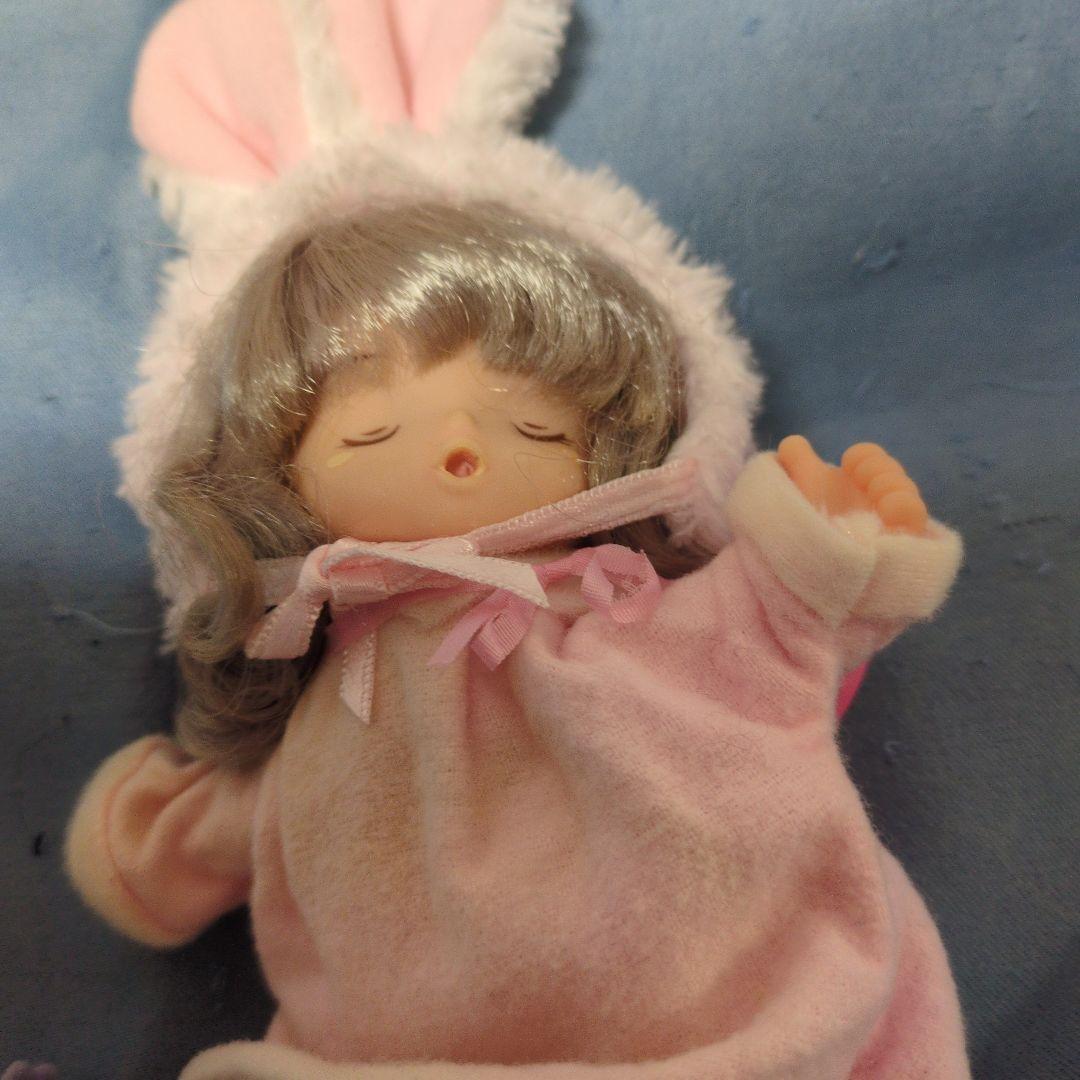 とんがり帽子のメモル 眠り顔のお人形 指しゃぶり人形