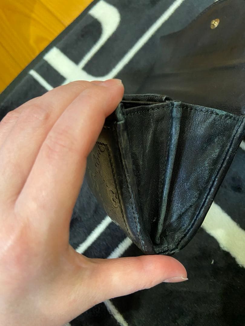 ＊たう＊ 即購入歓迎/コメント歓迎  Gucci 二つ折り財布 黒 レザー