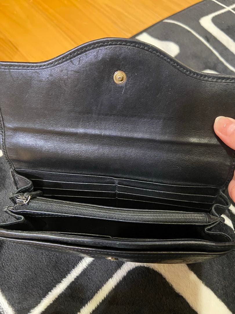 ＊たう＊ 即購入歓迎/コメント歓迎  Gucci 二つ折り財布 黒 レザー